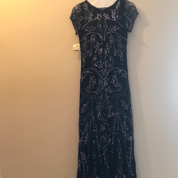 Mother of the Bride / Groom Dress. Beaded. Size 6 - Picture 4 of 5